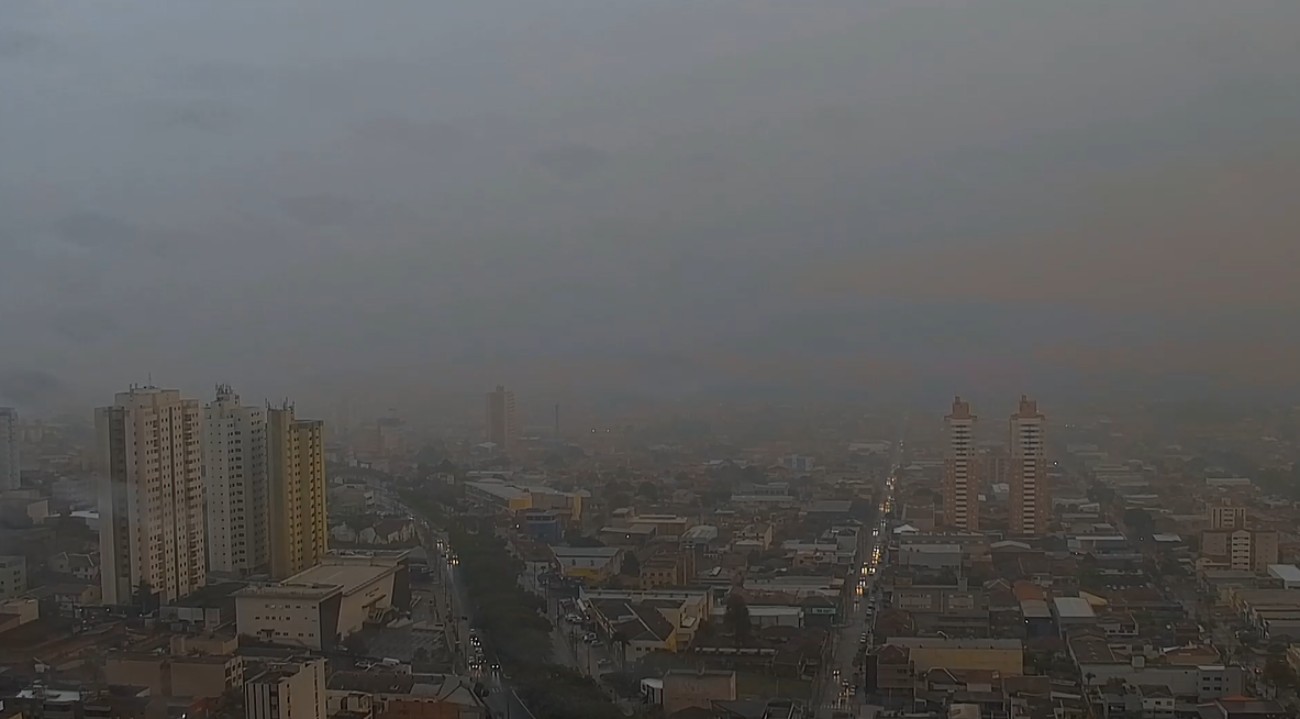 Frente fria e temporais atingem o Centro-Sul no domingo de eleição