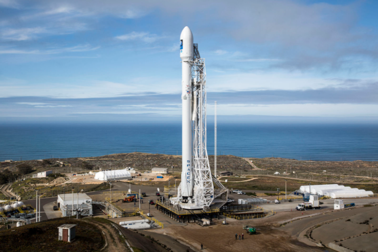 Foguete Falcon 9 da SpaceX é visto no céu após lançamento rumo à ISS