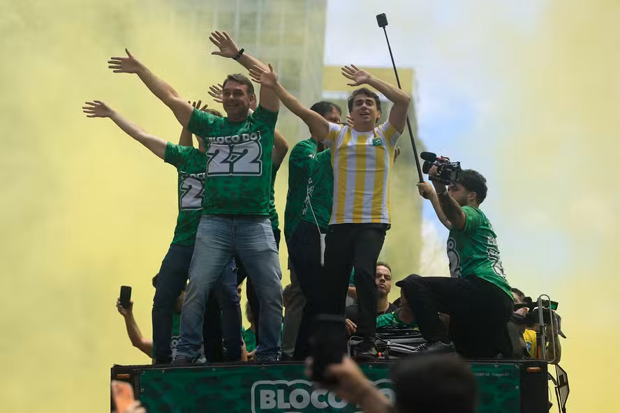 Flávio Bolsonaro participa de ato na Avenida Paulista a uma semana do segundo turno