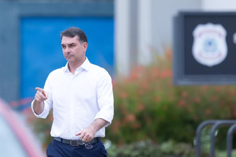 Flávio Bolsonaro é intimado pela PF a entregar passaportes por ordem do STF