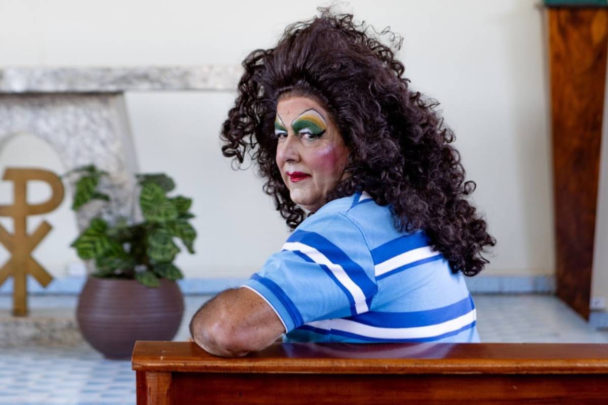 Agricultor de 64 anos se veste de drag queen para projeto de filho no Paraná