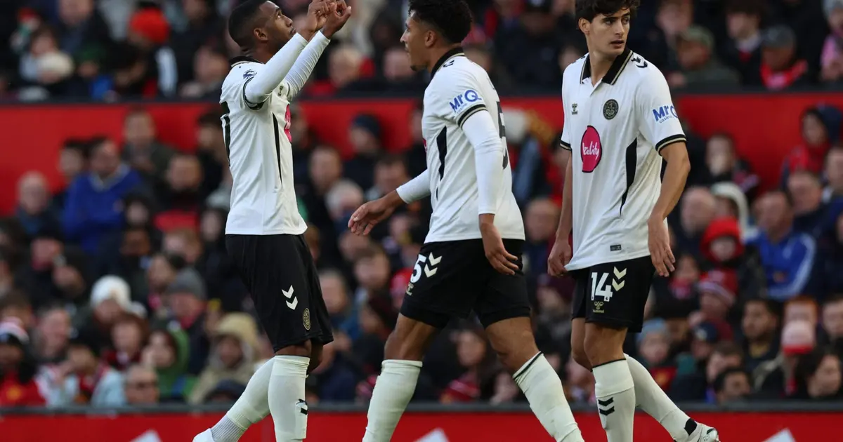 Bournemouth vence o Manchester United por 3 a 0 com brilho brasileiro