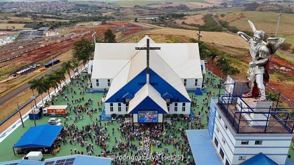 Peregrinos caminham rumo ao Santuário de São Miguel Arcanjo
