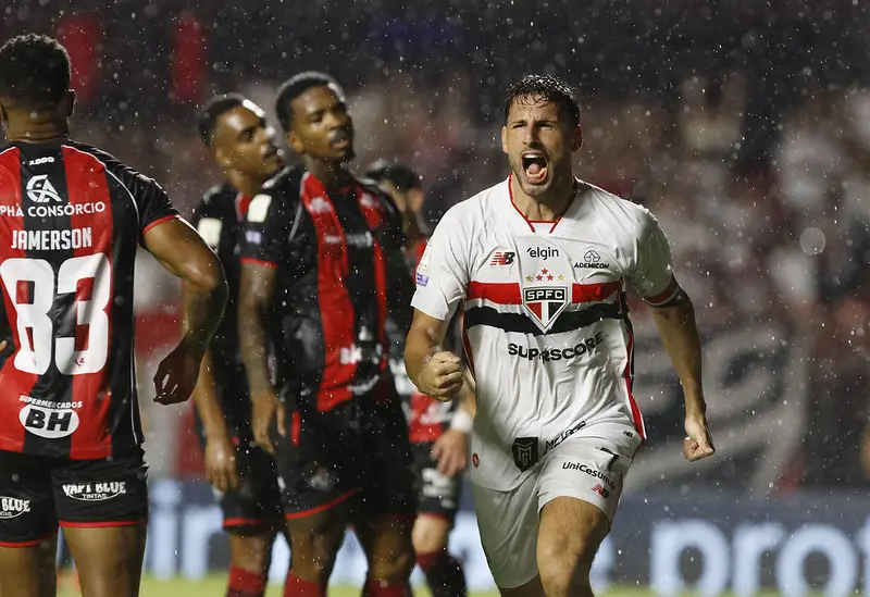 São Paulo vence o Vitória por 2 a 1 com dois gols de Calleri no Morumbis