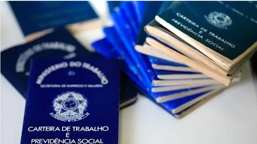 Casos de demissão política e fechamento de fábricas marcam o cenário nacional