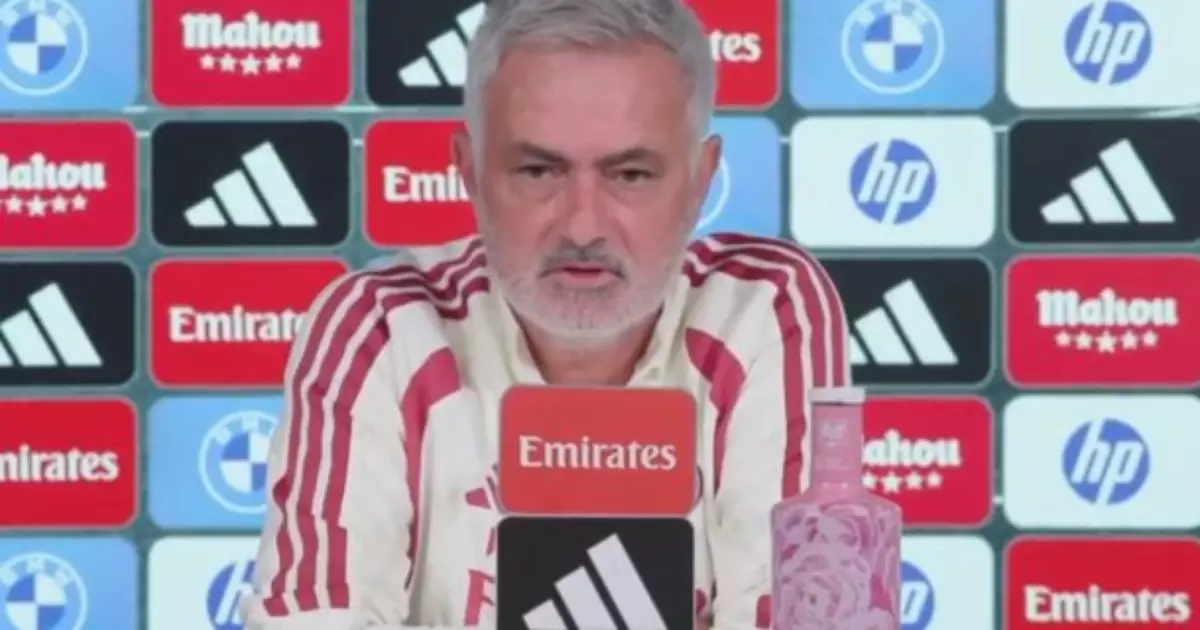 Mourinho defende Vini Jr. e diz que teria deixado o Real Madrid