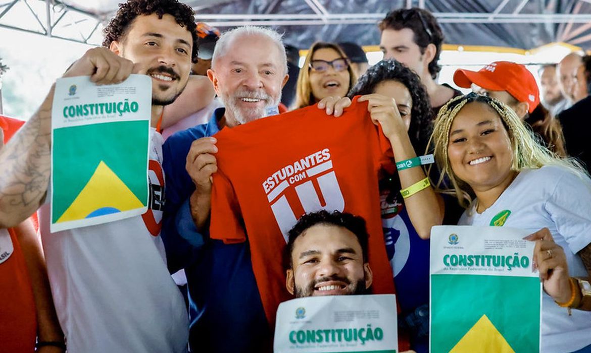 Lula propõe auxílio de R$ 700 para universitários em eventual mandato