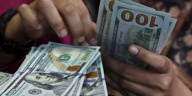Dólar abre em leve queda nesta terça-feira e opera abaixo de R$ 5,40