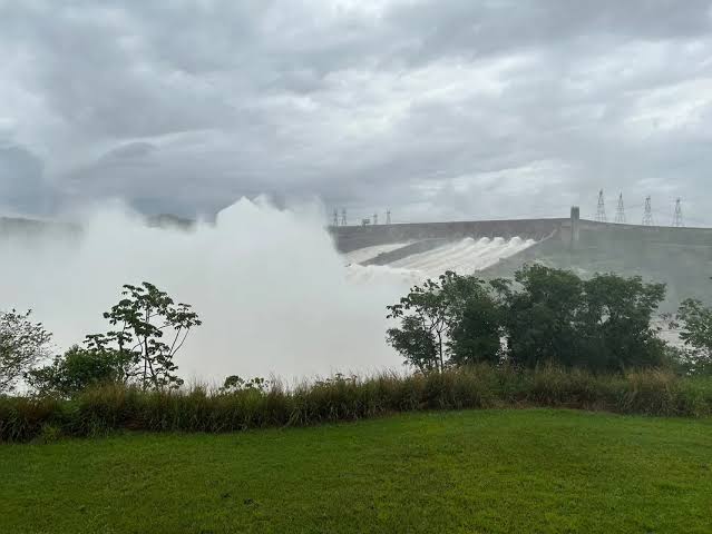 Itaipu abre segunda calha do vertedouro em meio à cheia na região