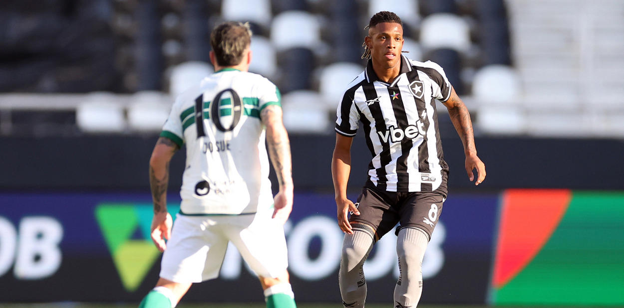 Botafogo enfrenta o Coritiba buscando recuperação no Brasileirão