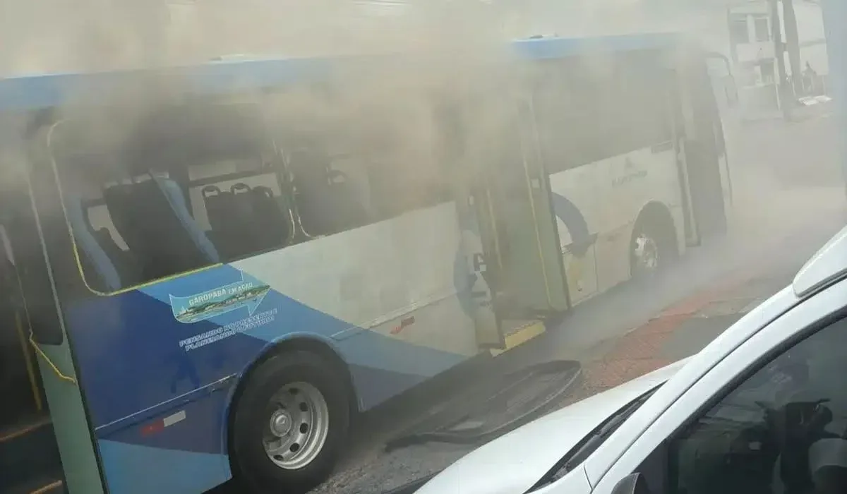 Incêndio em ônibus deixa feridos e passageiros fogem pelas janelas em SC