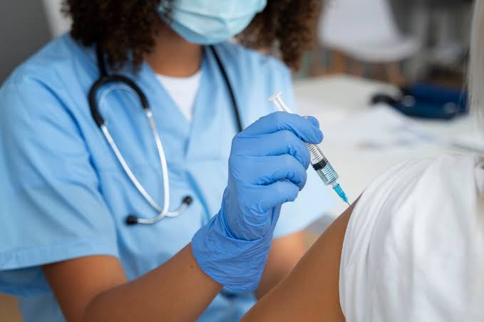 Ações de saúde pública ampliam vacinação humana e animal no país