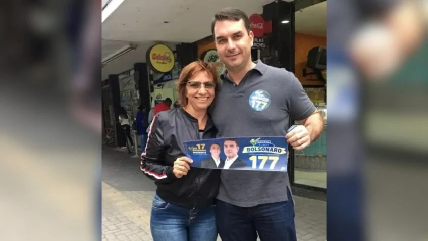 Ex-chefe de gabinete de Flávio Bolsonaro é alvo de menções políticas