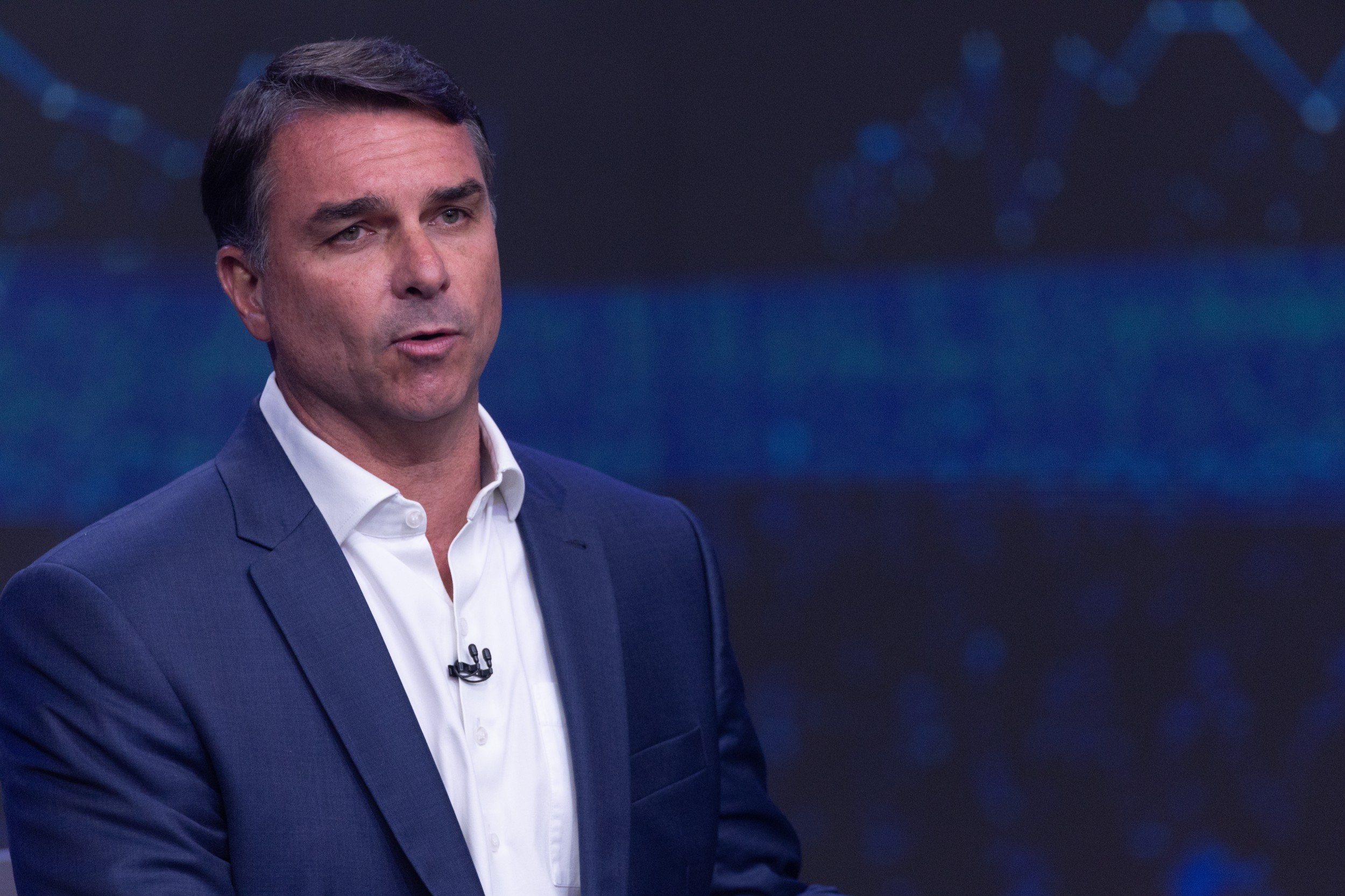 Flávio Bolsonaro promete regularização fundiária e fim de entraves ambientais no Pará