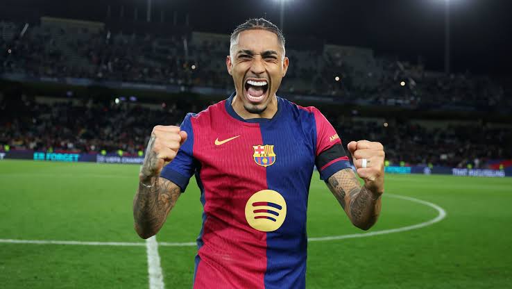 Raphinha renova contrato com o Barcelona até junho de 2030