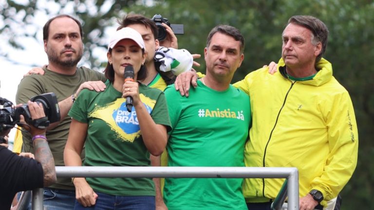 Clã Bolsonaro amplia espaço no Congresso com vitória de Carlos e Michelle
