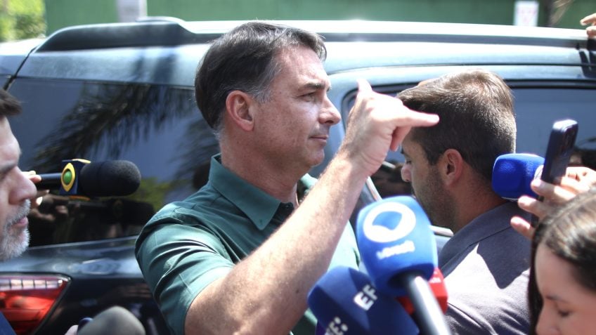 Empresa ligada a investigado por fraudes no INSS pagou voos de Flávio Bolsonaro