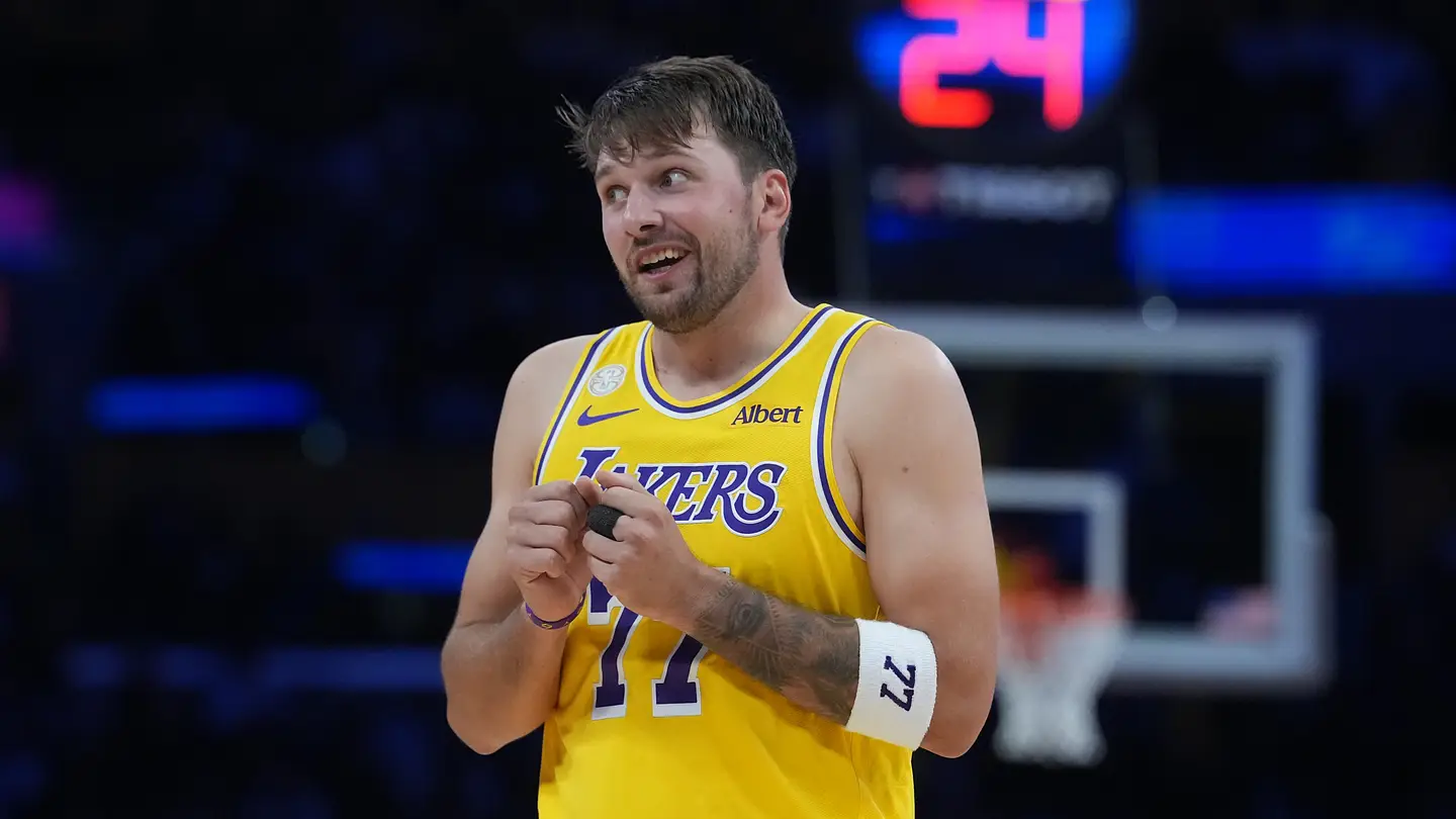 Lakers vencem Warriors na estreia e geram atrito entre novato e Doncic