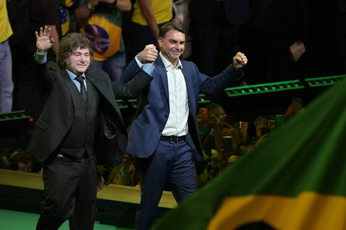 Flávio Bolsonaro evita responder sobre modelo de Milei em debate