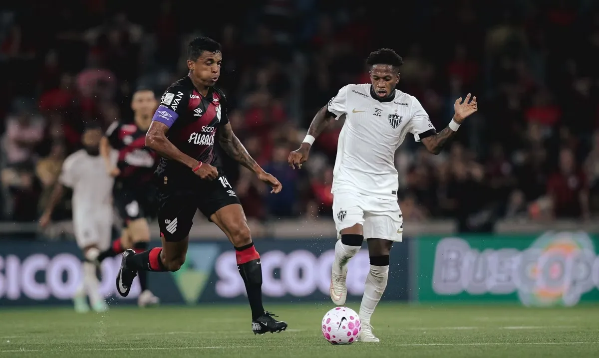 Athletico-PR e Atlético-MG empatam em jogo eletrizante pelo Brasileirão