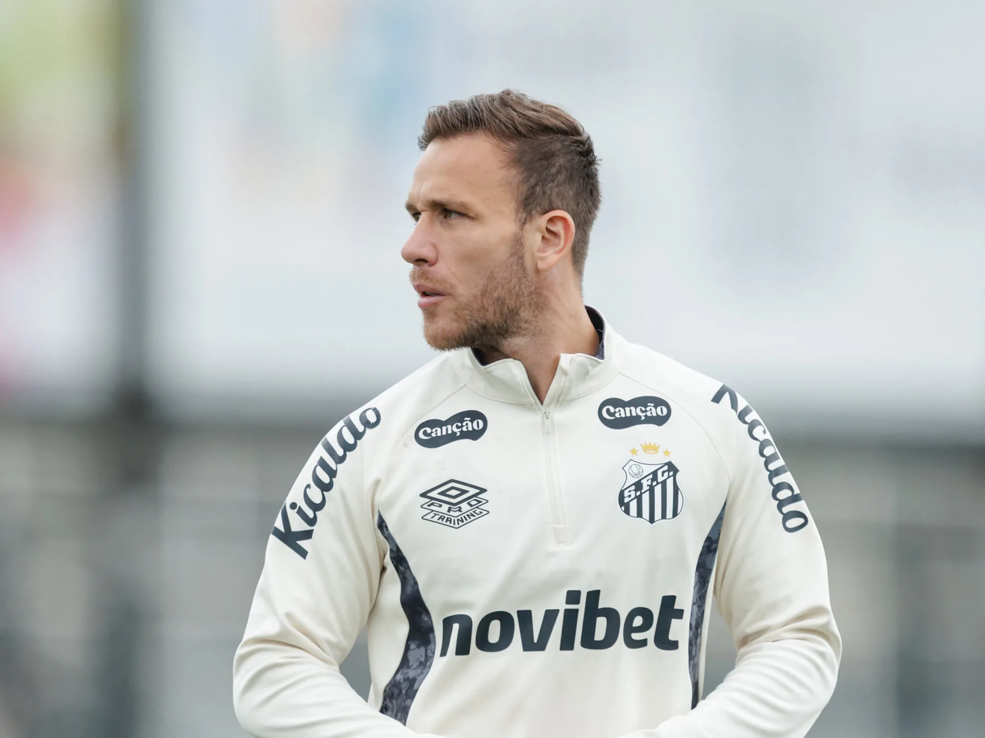 Santos planeja retorno de Arthur contra o Bragantino no Brasileirão
