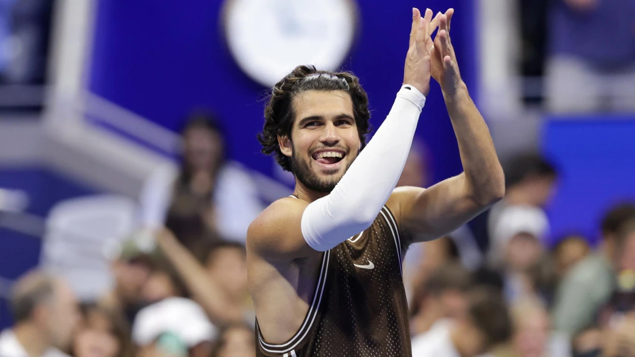 Alcaraz vence Medvedev e garante vaga inédita na final do ATP de Viena