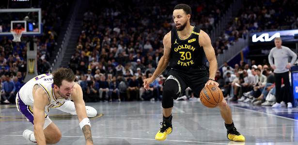 Curry brilha em virada histórica e ultrapassa marca de Wilkins na NBA