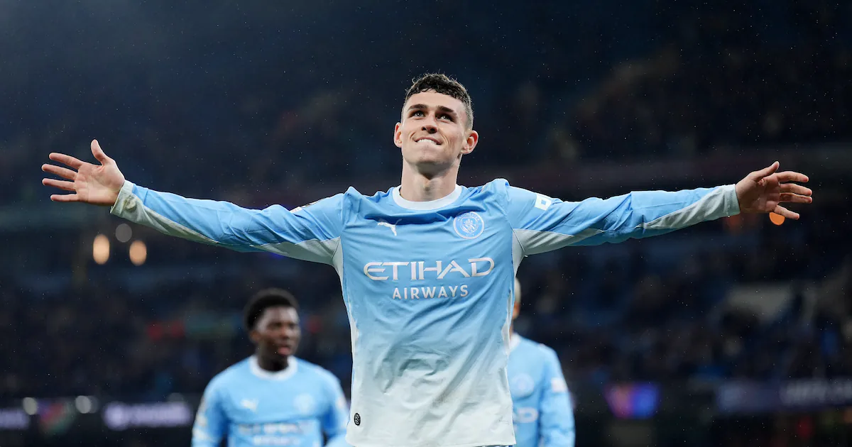 Manchester City goleia o AEK Athens com hat-trick de Phil Foden