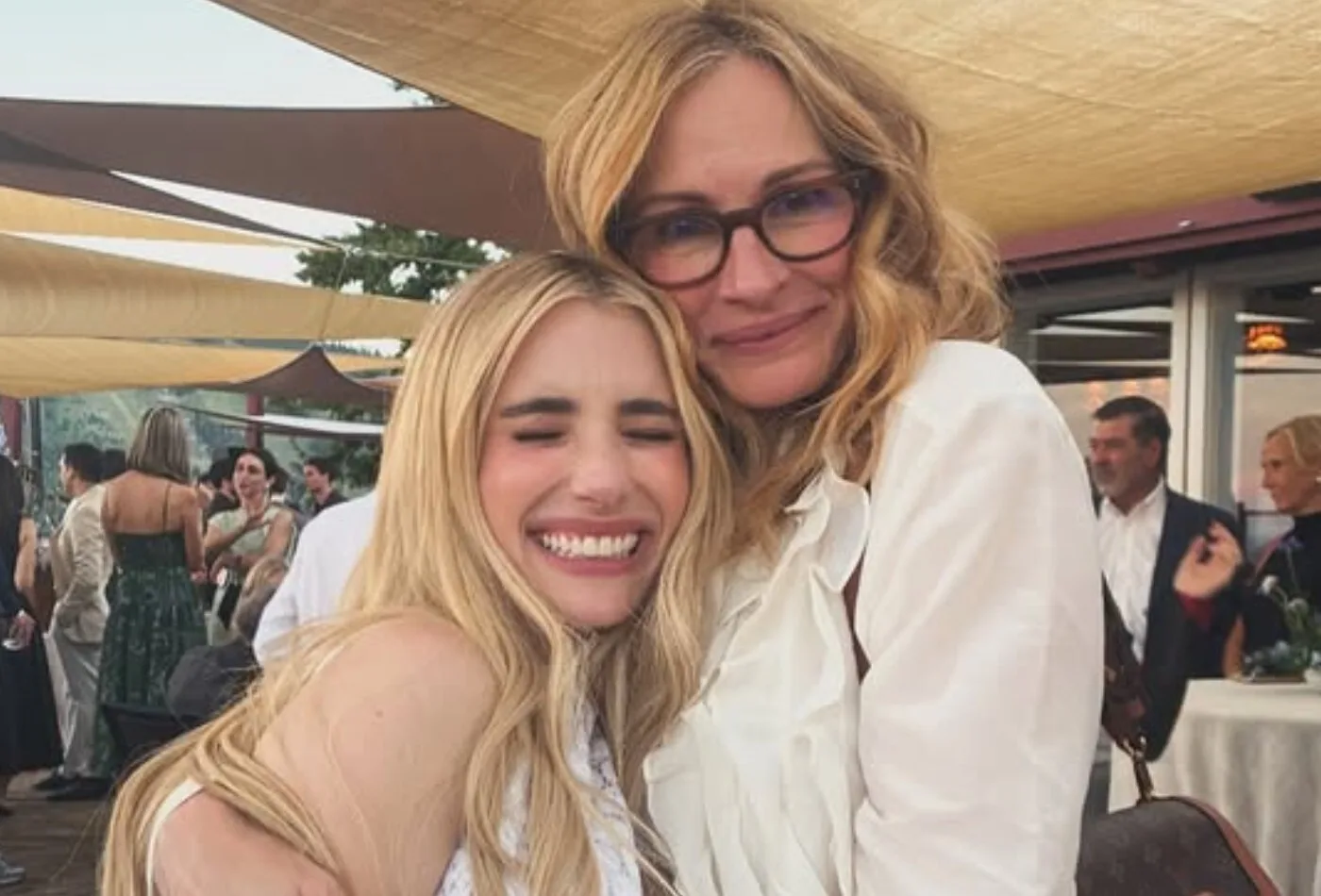 Emma Roberts publica foto inédita para celebrar aniversário de Julia Roberts