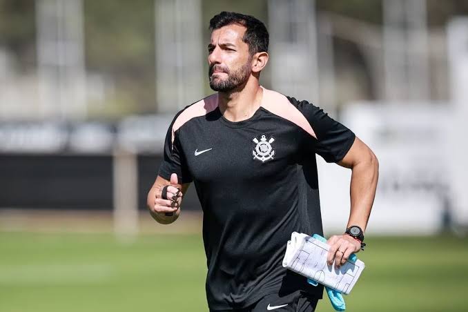 Corinthians terá Léo Porto no comando contra o Vitória
