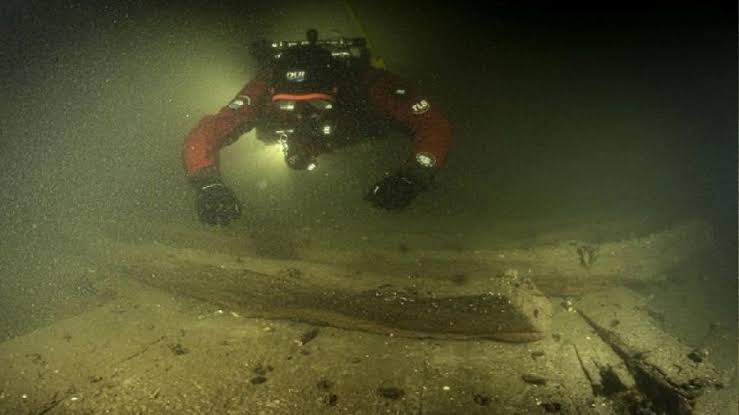 Armada busca tripulantes de barco pesqueiro e arqueólogos descobrem naufrágio antigo
