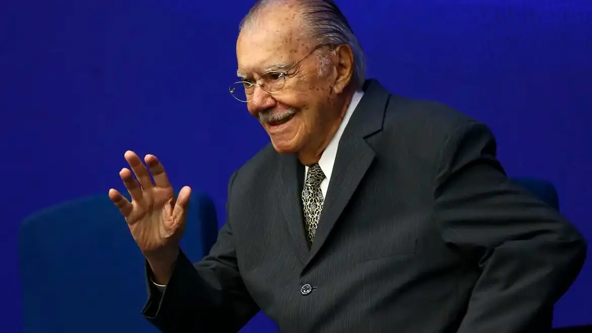 Ex-presidente José Sarney recebe alta médica após cirurgia abdominal