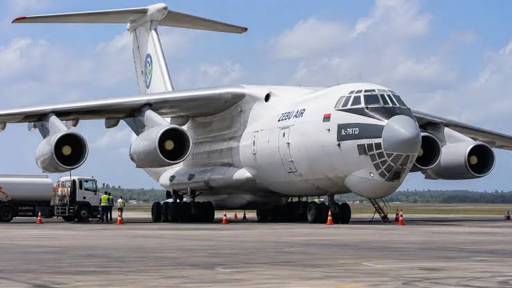 Avião cargueiro da era soviética pousa no Aeroporto Zumbi dos Palmares