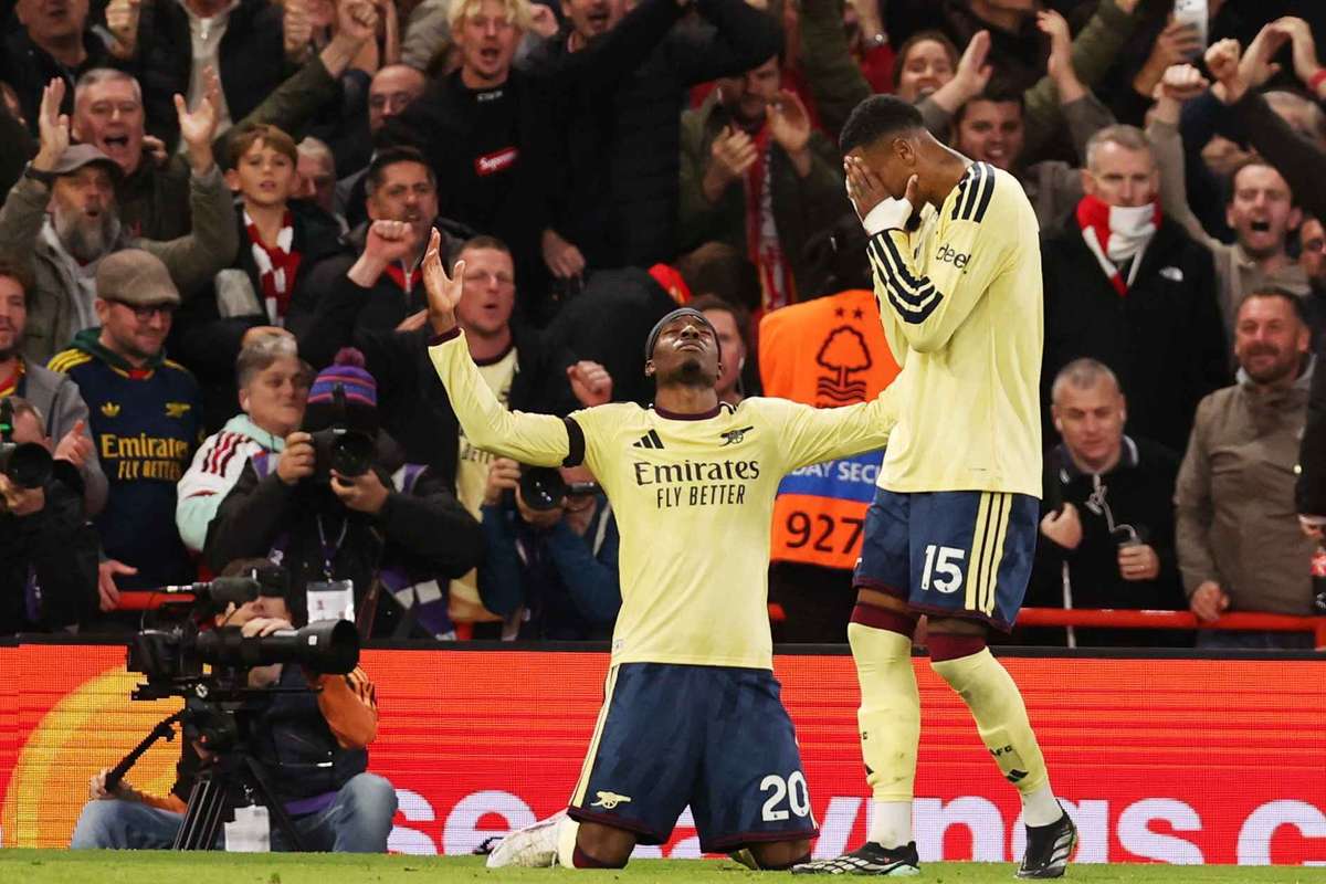 Arsenal vence Nottingham Forest fora de casa e cola no líder do Inglês
