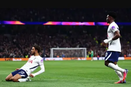 Tottenham vence o Coventry por 3 a 1 e conquista primeira vitória