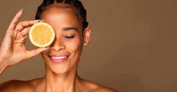 Benefícios e cuidados da vitamina C na rotina de cuidados faciais
