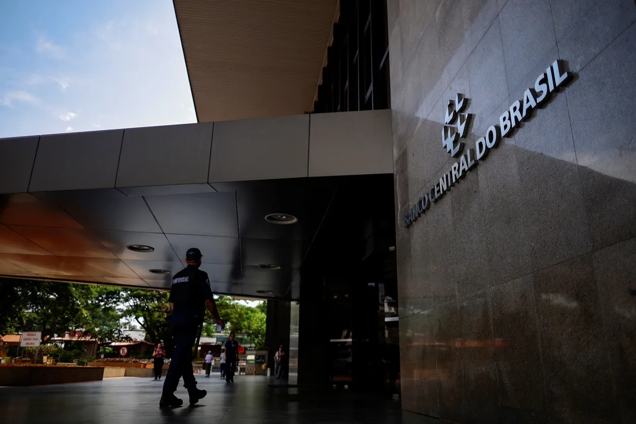 Mercado financeiro revisa projeções e vê Selic em 11,75% para 2027