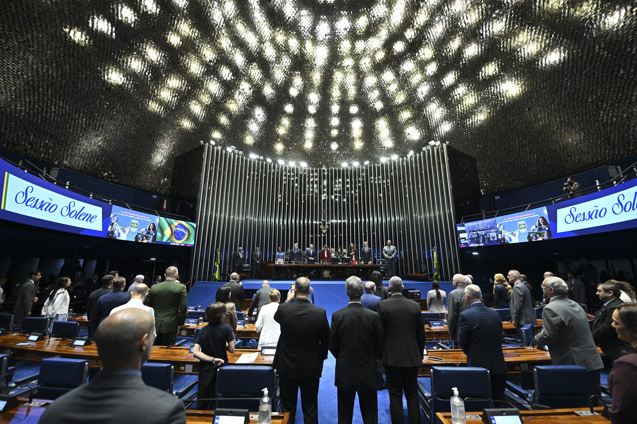 Senado aprova PEC que acaba com escala 6x1 e reduz jornada para 40 horas