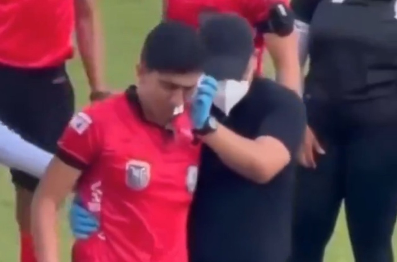 Jogador é demitido após atirar pedra em bandeirinha no Equador