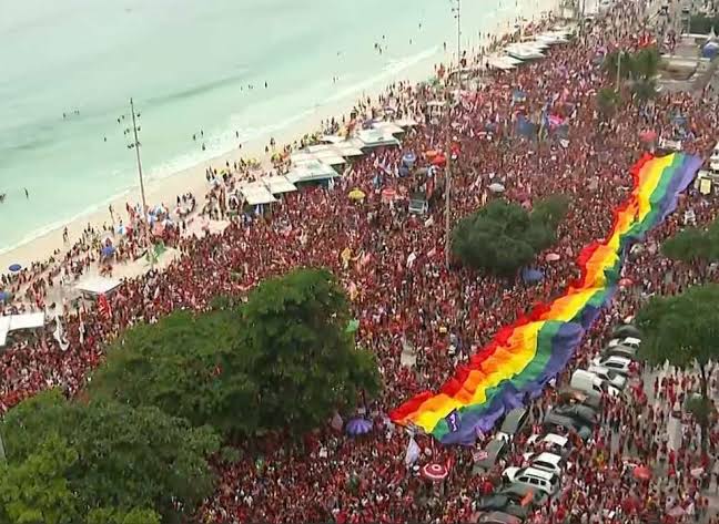 Apoiadores de Lula realizam ato na orla de Copacabana no Rio de Janeiro
