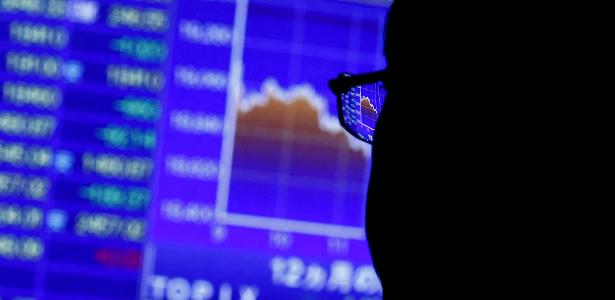 Mercado financeiro abre em baixa após reeleição presidencial no Brasil