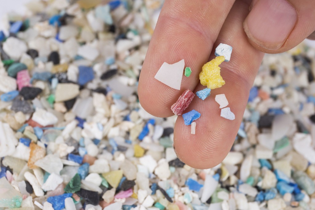 Estudo revela como microplásticos podem gerar moléculas reativas na água e no sangue