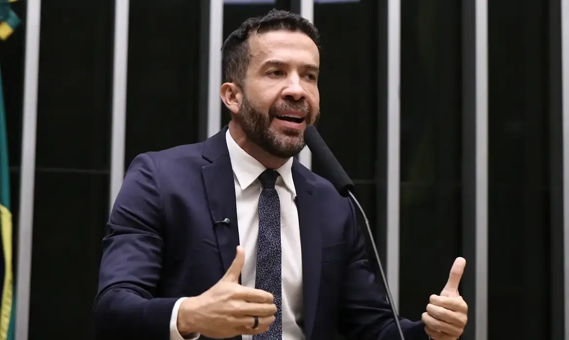 Deputado André Janones é internado em UTI em São Paulo