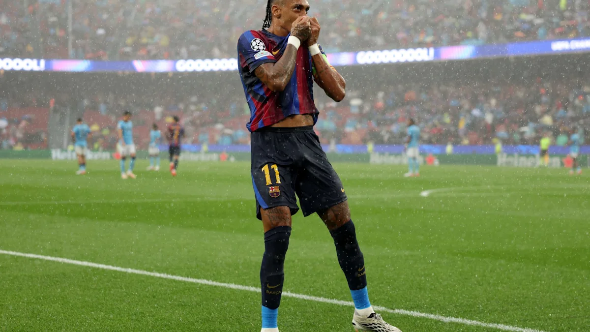 Raphinha retorna ao Barcelona e gera alerta na seleção brasileira