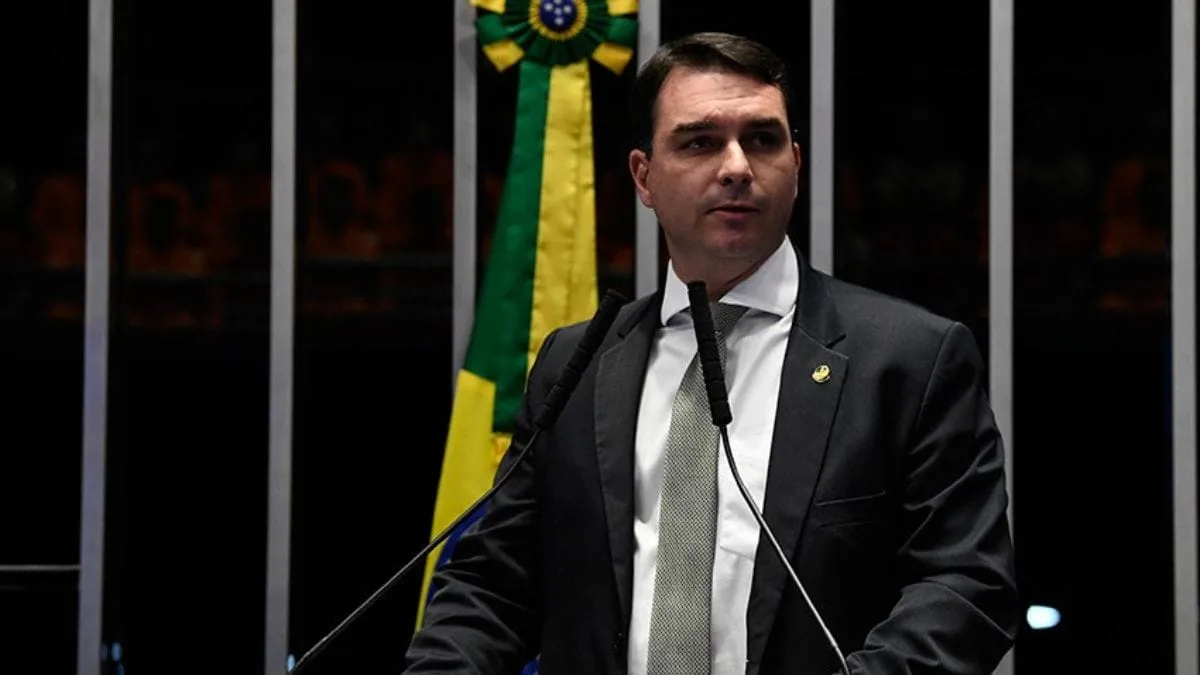 STF abre inquérito para investigar Flávio Bolsonaro e advogado