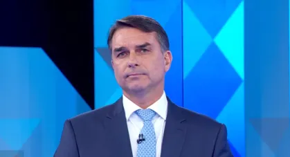 Flávio Bolsonaro adota tom moderado, mas comete gafe em debate da Globo
