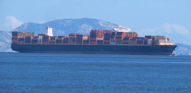 Incêndio deixa navio porta-contêineres à deriva no Atlântico Sul