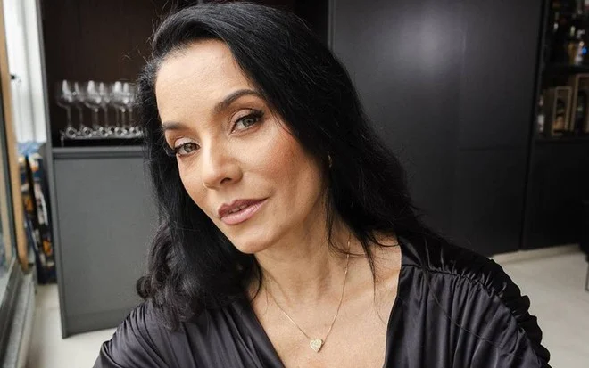 Atriz Mônica Carvalho surpreende público com harmonização facial aos 55 anos