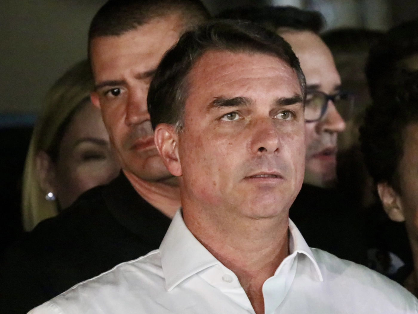 Parlamentares pedem apreensão do passaporte de Flávio Bolsonaro