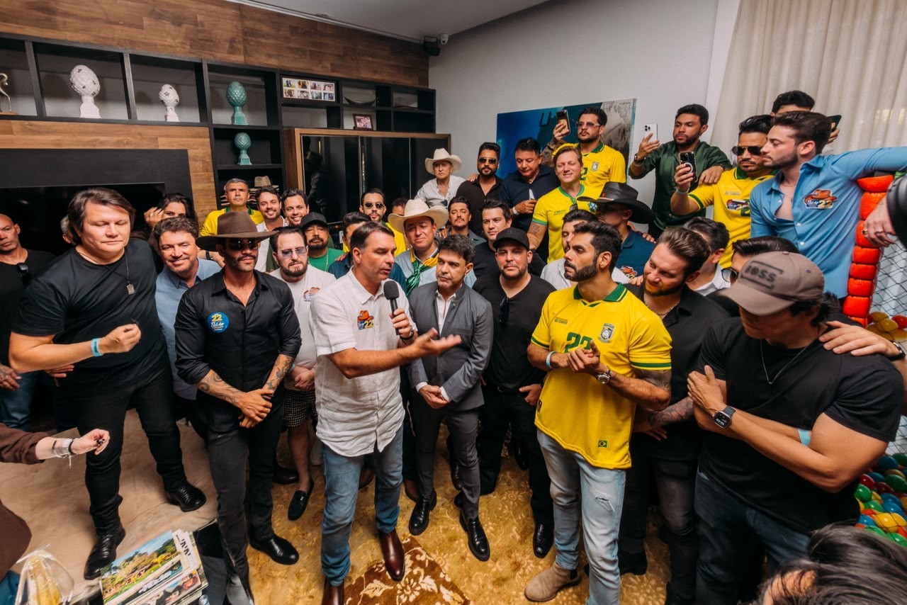 Ato de Flávio Bolsonaro na Avenida Paulista reúne apoiadores na reta final